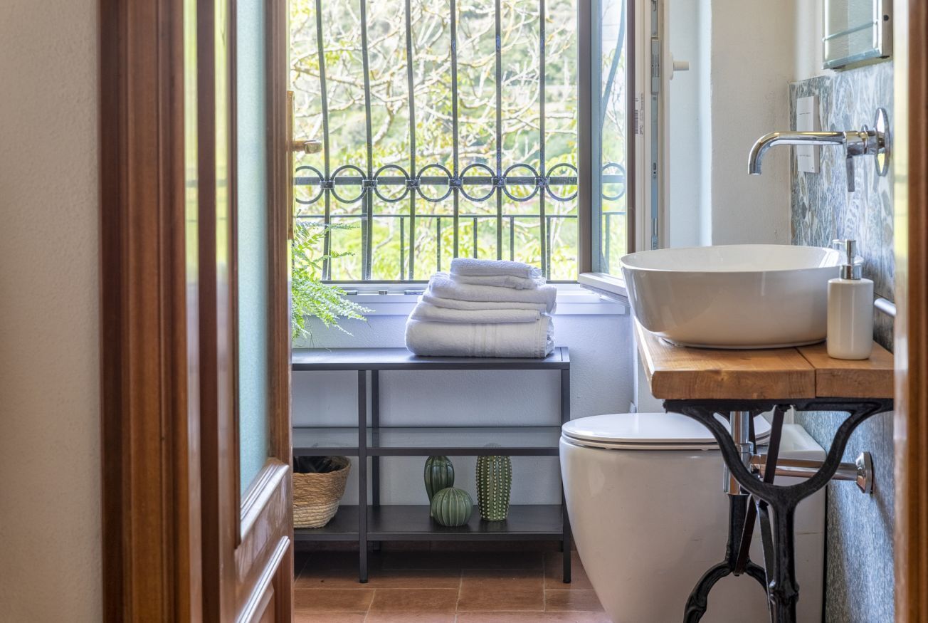 Regadera, secadora de cabello, bidet, toallas 