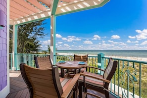 Outdoor dining - Lazy Loggerhead: Gulf Front! On the Beach! by Anna Maria Life Vacation Rentals (Holmes Beach)