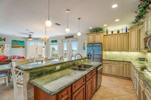 冰箱、微波炉、烤箱、炉灶