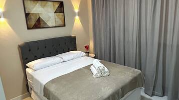 Huoneisto | Kannettavalle tietokoneelle sopiva työtila, pimennysverhot