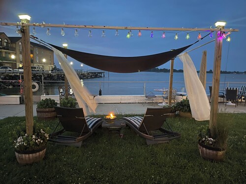 Charming bungalow in amazing City Island The Bronx with water view