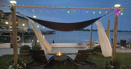 Charming bungalow in amazing City Island The Bronx with water view