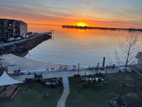 Charming bungalow in amazing City Island The Bronx with water view