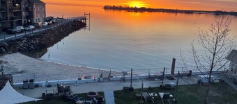 Charming bungalow in amazing City Island The Bronx with water view