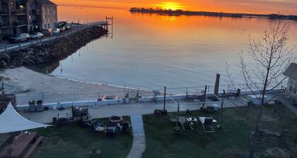 Charming bungalow in amazing City Island The Bronx with water view