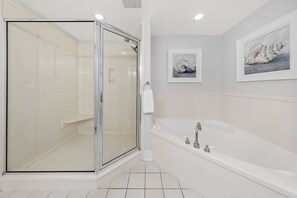 Douche, sèche-cheveux, serviettes fournies