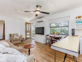 Casa conforto, 3 quartos, vista para o jardim | Área de estar | Smart TV
