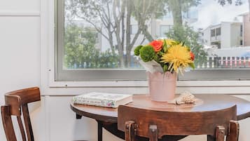 Maison Confort, 3 chambres, vue jardin | Salle Ă manger