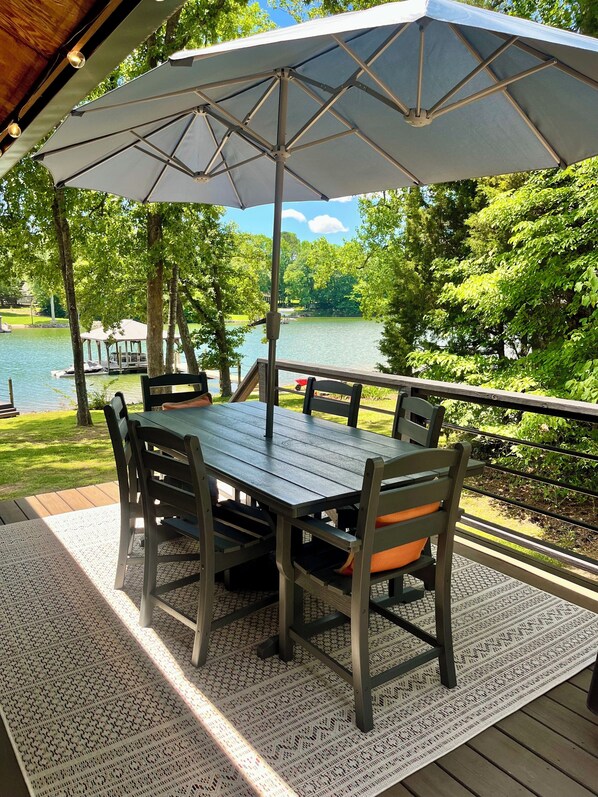 Outdoor dining - Cozy 2-bedroom waterfront cabin in a quiet cove on Lake Norman (Mooresville)