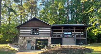 Cozy 2-bedroom waterfront cabin in a quiet cove on Lake Norman