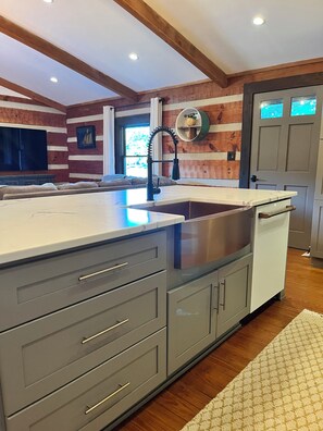 Interior - Cozy 2-bedroom waterfront cabin in a quiet cove on Lake Norman (Mooresville)