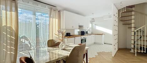 Réfrigérateur, micro-ondes, four, plaque de cuisson