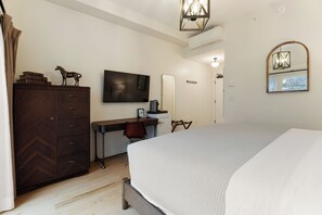 1 bedroom, desk, iron/ironing board, free WiFi - The Townsman: Secretariat Room (Charlottesville)
