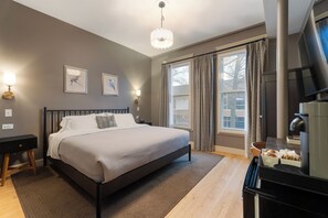 1 bedroom, desk, iron/ironing board, free WiFi - Boutique MicroHotel Room on Downtown Mall: The Townsman: Poe Room (Charlottesville)