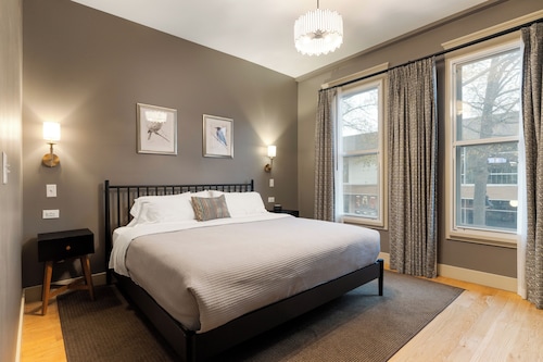 Boutique MicroHotel Room on Downtown Mall: The Townsman: Poe Room