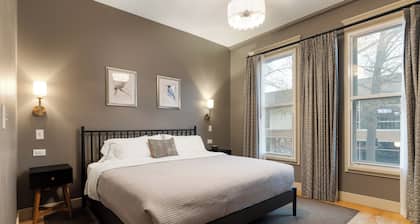 Boutique MicroHotel Room on Downtown Mall: The Townsman: Poe Room