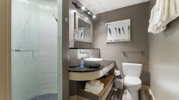 Dusche, Haartrockner, Handtücher