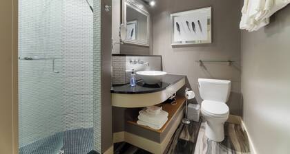 Boutique MicroHotel Room on Downtown Mall: The Townsman: Poe Room