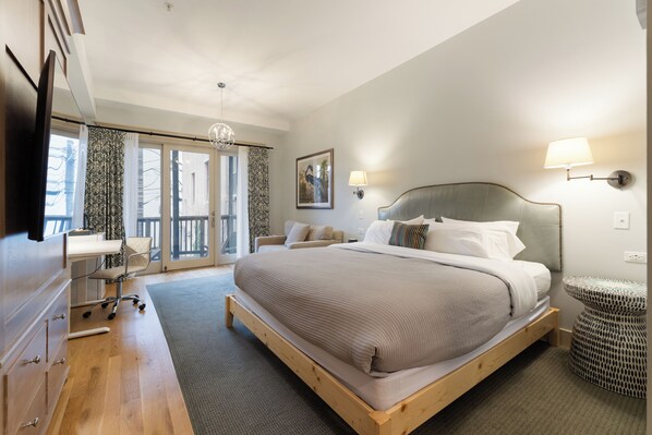 1 bedroom, desk, iron/ironing board, free WiFi - The Townsman: Meriwether Room (Charlottesville)