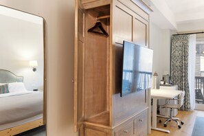 1 bedroom, desk, iron/ironing board, free WiFi - The Townsman: Meriwether Room (Charlottesville)