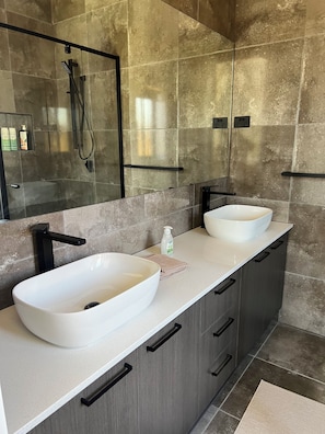 Shower, hair dryer, towels, soap - 4-bedroom Family home /WFH vacation living in Tarneit, West Melbourne (Tarneit)