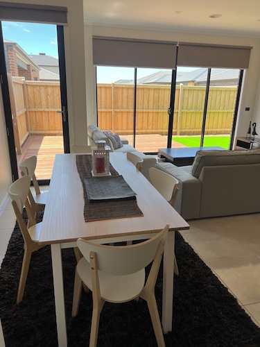4-bedroom Family home /WFH vacation living in Tarneit, West Melbourne