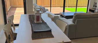 4-bedroom Family home /WFH vacation living in Tarneit, West Melbourne