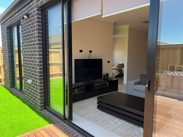 Terrace/patio - 4-bedroom Family home /WFH vacation living in Tarneit, West Melbourne (Tarneit)