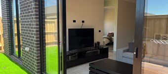 4-bedroom Family home /WFH vacation living in Tarneit, West Melbourne