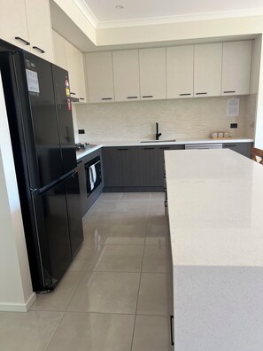 Fridge, microwave, oven, stovetop - 4-bedroom Family home /WFH vacation living in Tarneit, West Melbourne (Tarneit)