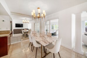 Dining - 406 Managed by Brampton Park (Pompano Beach)