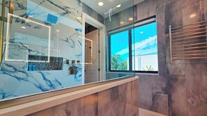 Dusche, Haartrockner, Handtücher