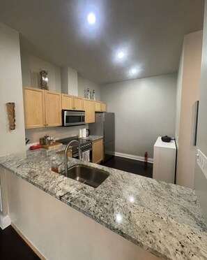 Køleskab, mikrobølgeovn, ovn, kogeplade