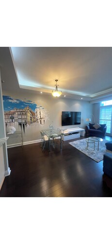 Luxury 2 Bed & 2 Bath Right Next To Subway In The Heart Of DT