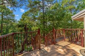 Property grounds - Bungalow w Free Tickets-Lake Access-Dog Friendly-Cmty Outdoor Pool-Mini Golf (Kimberling City)