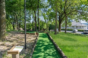 Property grounds - Bungalow w Free Tickets-Lake Access-Dog Friendly-Cmty Outdoor Pool-Mini Golf (Kimberling City)