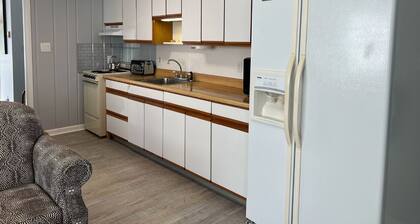 Charming Private 1 bd Apt, sleeps 4, two blocks from the Wildwood Crest Beach.