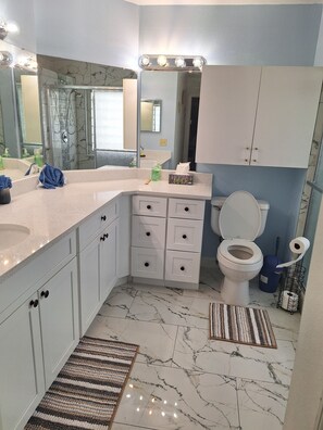 Hårføner, håndklær, såpe og toalettpapir