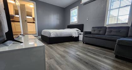 Cozy studio in pleasant Bradenton with WiFi, AC