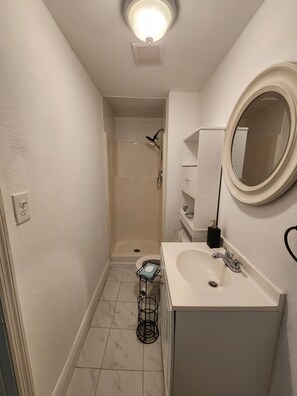 Sèche-cheveux, serviettes fournies, savon, papier toilette