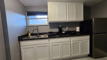 Réfrigérateur, micro-ondes, cafetière/bouilloire, grille-pain