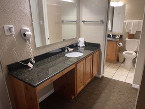 Sèche-cheveux, serviettes fournies, savon, shampoing