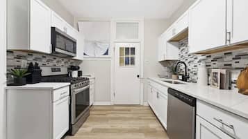 Een koelkast, een magnetron, een oven, een kookplaat