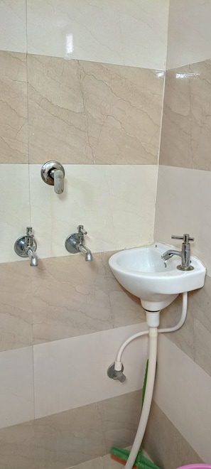 Shower, hair dryer, slippers, towels - Saraswati Sadan Charming 3-bedroom house with WiFi, AC in enjoyable in Ayodhya (Faizabad)