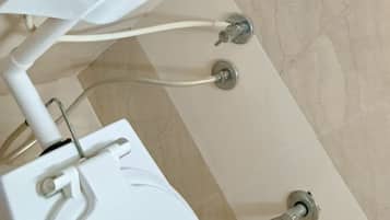 Chuveiro, secador de cabelo, toalhas de banho, sabonete