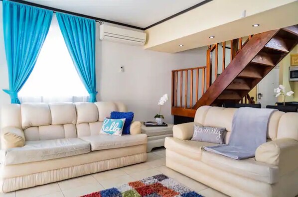 Smart TV - Charming 2-bedroom apartment in New Kingston with WiFi, AC, Free Parking (Kingston)