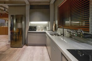 Family Townhome, Mountain View | Private kitchen