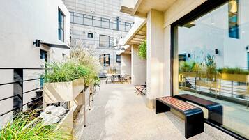 Family Townhome, Mountain View | Terrace/patio