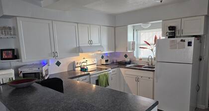 Charming 2-bedroom condo in delightful Titusville wth WiFi AC, pool laundry room