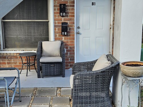 Charming 2-bedroom condo in delightful Titusville wth WiFi AC, pool laundry room